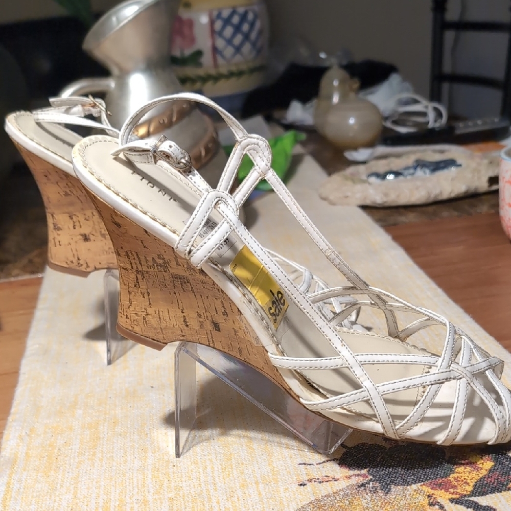 Fioni / Elegant White Strappy Wedge Sandals